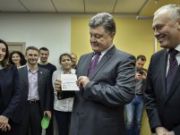 Перший в Україні біометричний паспорт видали Президенту